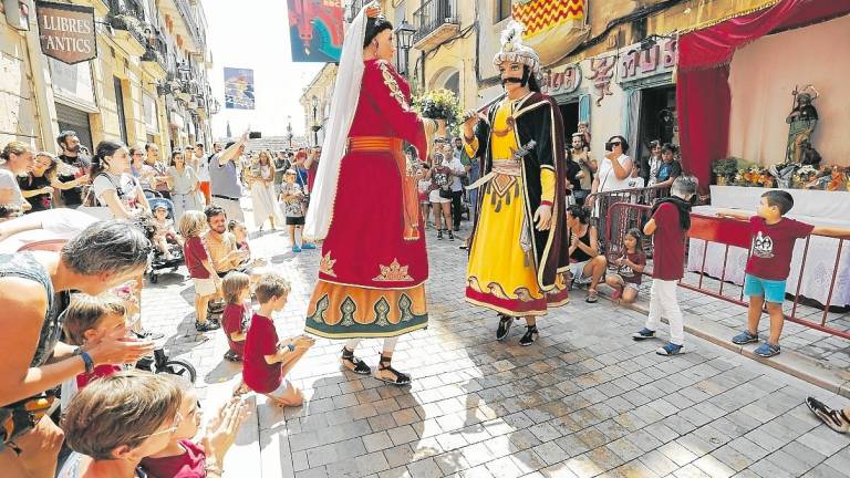 Los Gegants Vells de la ciudad, bailando frente a la imagen de Sant Roc. Foto: Pere Ferré