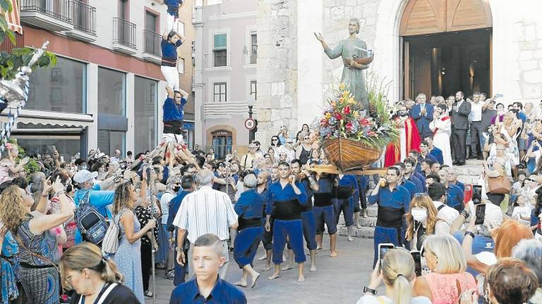 Sant Pere saliendo de su iglesia y llevado a cuestas por ocho personas. Foto: Pere Ferré