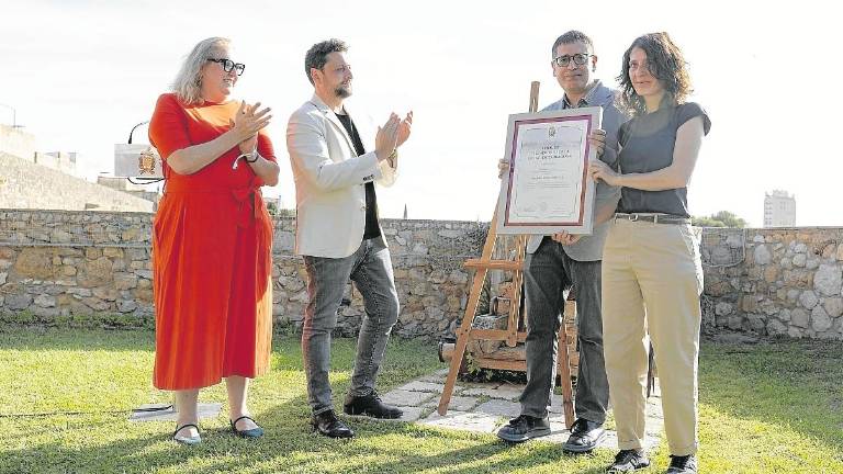 Los hijos de Boada han recogido la distinción, de la mano del alcalde Viñuales. Foto: Àngel Ullate