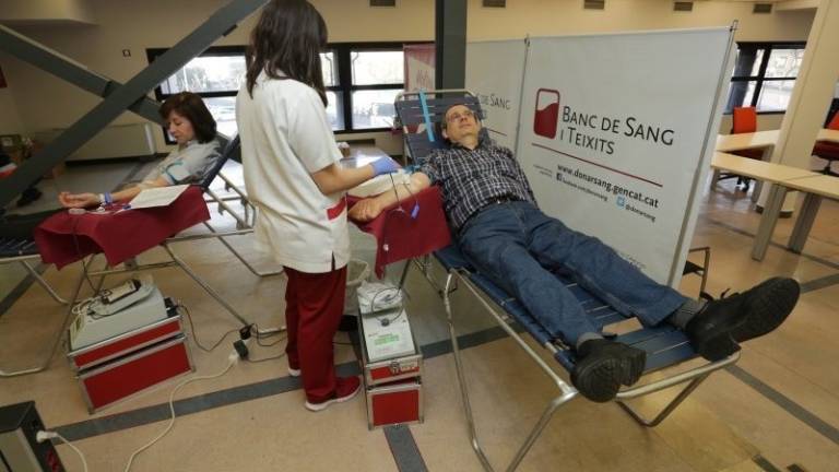Un hombre dona sangre en el Diari. FOTO: lluís milián/dt