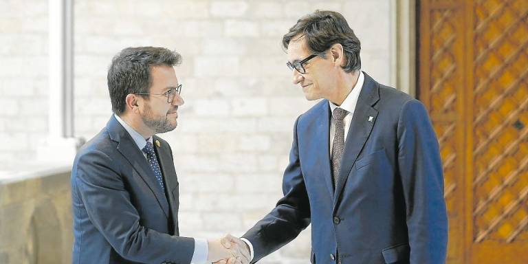 Aragonès e Illa solemnizan su acuerdo presupuestario en el Palau de la Generalitat. Foto: EFE/Andreu Dalmau