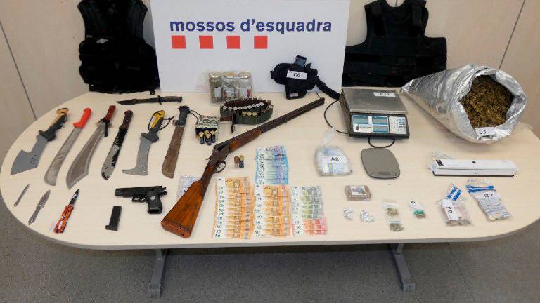 El decomiso de los Mossos en los dos pisos y en la masía. Foto: CME
