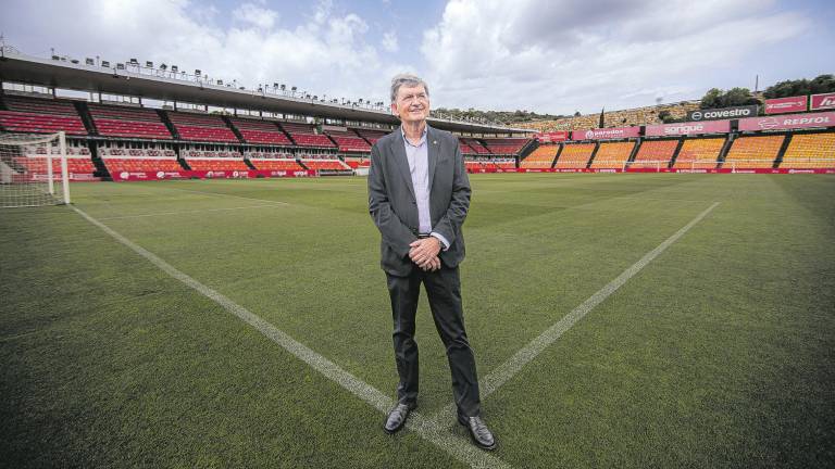 El presidente del Nàstic, Josep Maria Andreu, en el césped del campo que acogerá hoy el gran partido. Foto: Ángel Ullate