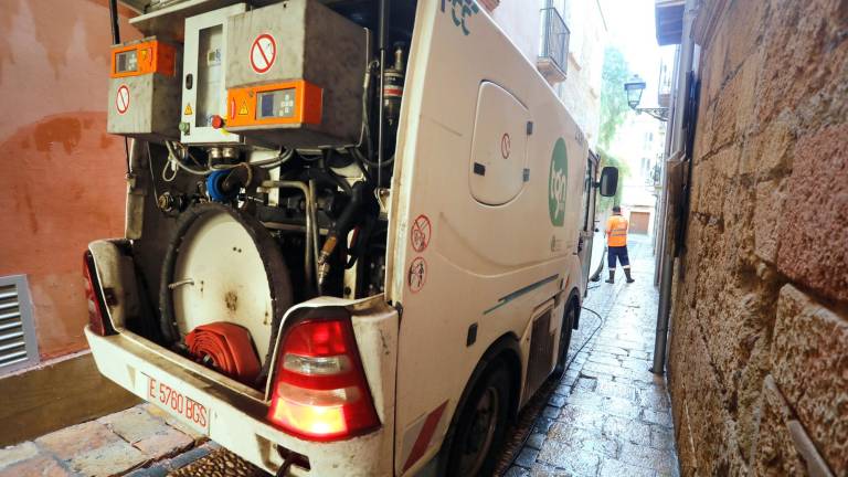Imagen reciente de un camión de la limpieza operando en la Part Alta. Foto: Pere Ferré