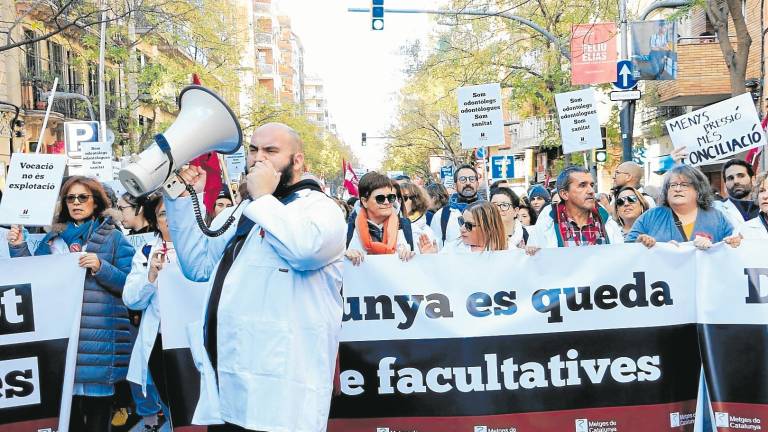 Médicos y docentes catalanes se unen en las calles para reclamar mejoras laborales