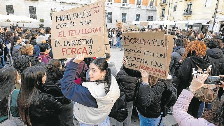 Concentración en Tarragona tras el asesinato de una educadora en Badajoz. foto: Àngel ullate