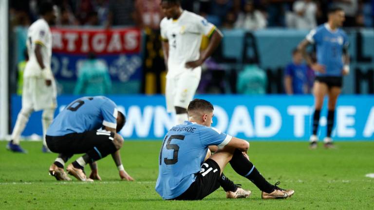 Jugadores de Uruguay reaccionan al final de un partido de la fase de grupos del Mundial de Fútbol Qatar 2022 entre Ghana y Uruguay en el estadio Al-Janoub, en Al-Wakrah (Catar). EFE/Rodrigo Jiménez