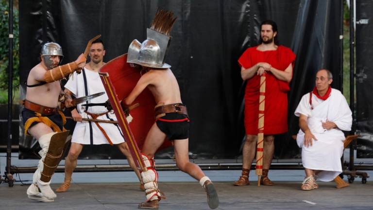 $!Varios actores, vestidos de diferentes personajes de la época relacionados con el mundo de la gladiatura, recrearon los combates. Foto: Pere Ferré