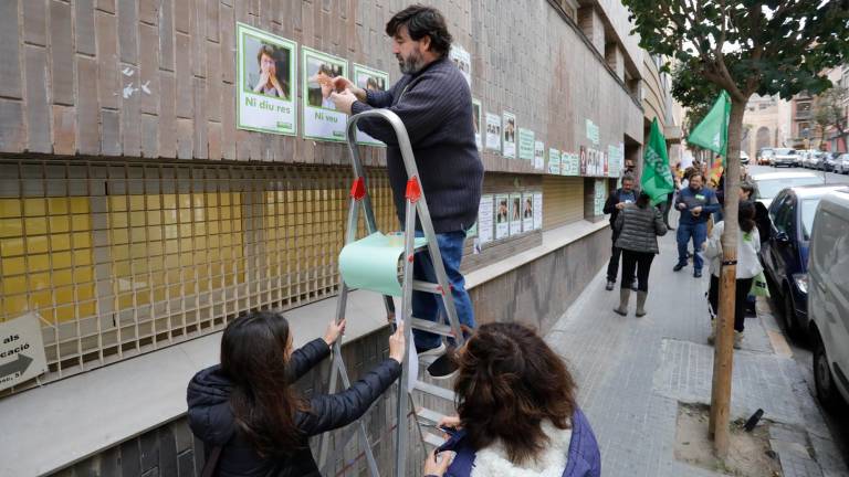 $!Representantes educativos pegando carteles en la fachada de los Serveis Territorials de Educació de Tarragona. Foto: Pere Ferré