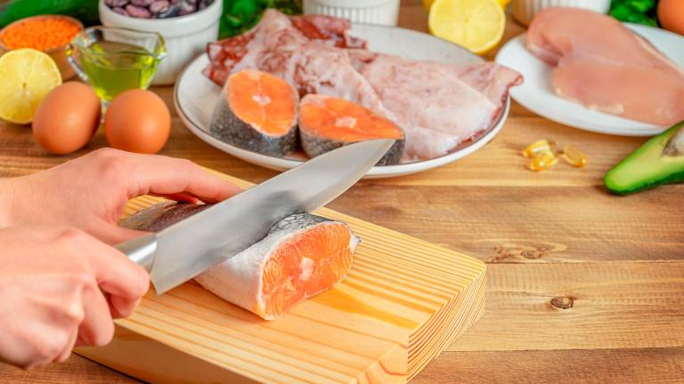 $!Un dels errors més comuns a la cuina és utilitzar el mateix ganivet o taula per trossejar diferents aliments. FOTO: GETTY IMAGES