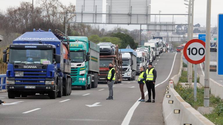 Paro de camioneros en Tarragona, el pasado mes de marzo. foto: pere ferré/Dt