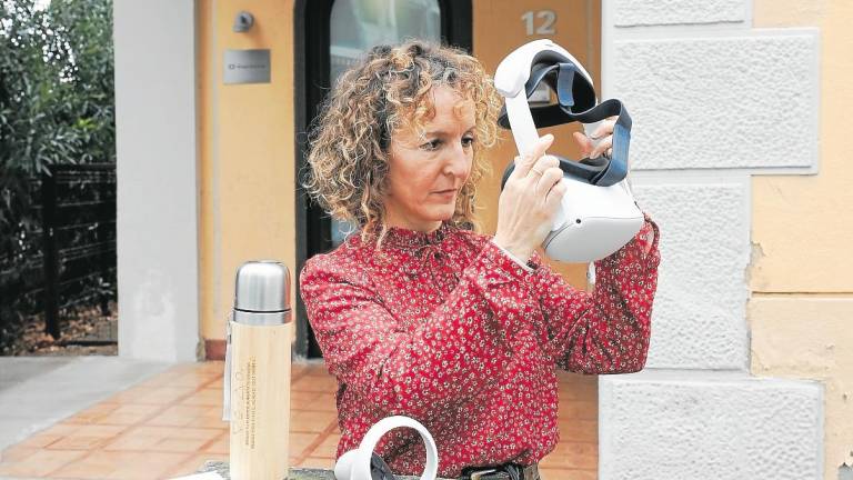 $!Nuria Varela muestra las gafas de realidad virtual que han creado para sus clientes. Foto: Alba Mariné