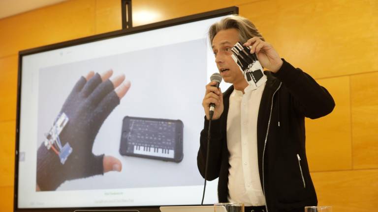 El ingeniero de Telecomunicaciones Oriol Ribera es el diseñador de los guantes con sensores y aplicaciones médicas. FOTO: P. F.
