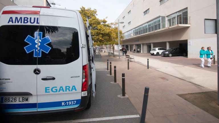 Una ambulancia del transporte sanitario no urgente, esta semana en el complejo hospitalario del Joan XXIII. Foto: Àngel Ullate