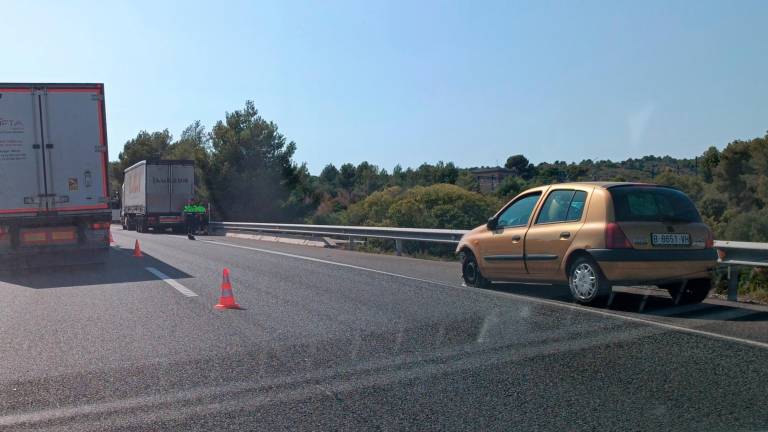 El accidente de Roda de Berà se han visto involucrados un coche y un camión. El turismo ha impactado por detrás con el vehículo pesado. FOTO: Jordi Sanvisens