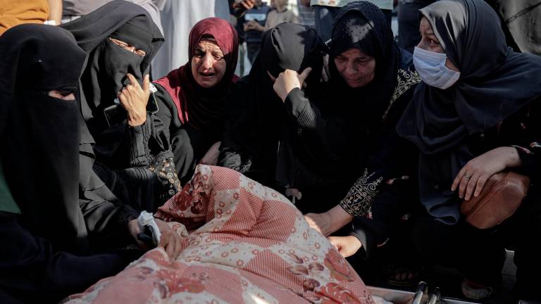 Palestinos lloran la muerte de los suyos. Foto: EFE