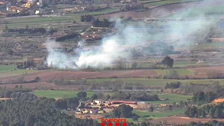Movilizadas siete dotaciones de bomberos por un incendio de vegetación en Montblanc