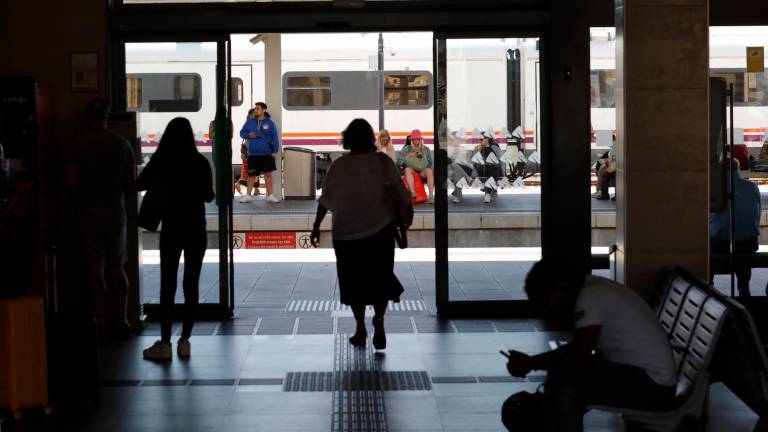 Este lunes había menos concurrencia de la habitual en la estación de Tarragona. Foto: Pere Ferré