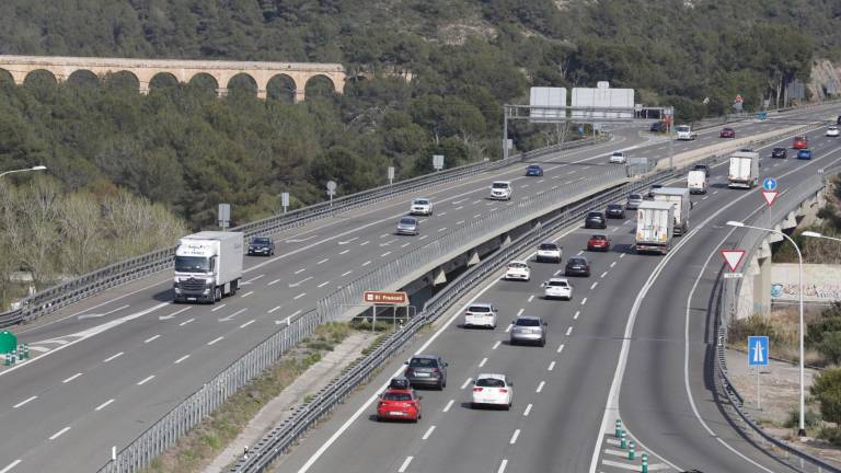 La autopista AP-7 a su paso por Tarragona, hoy. Los carriles dirección Barcelona iban más cargados. Foto: Pere Ferré
