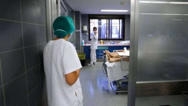 Enfermeros atendiendo a un paciente durante la pandemia. Foto:DT