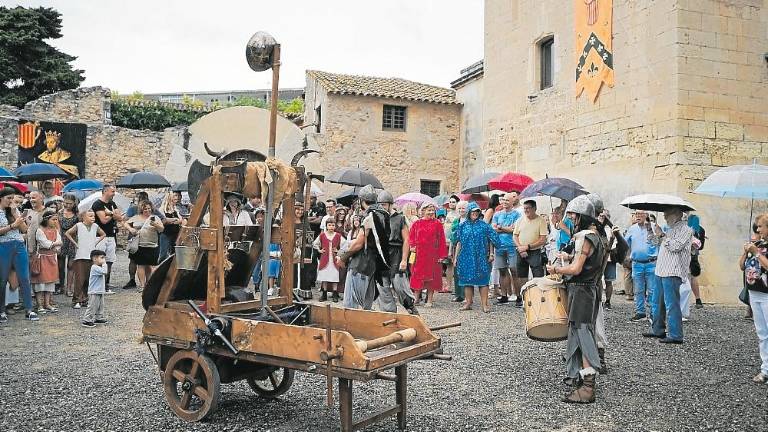 Un grupo de valientes aguanta la lluvia en la Torre Vella ante una catapulta. foto: f. acidres