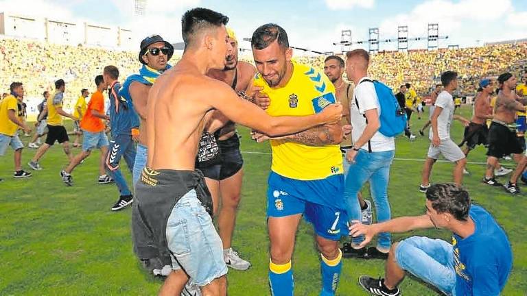 Nauzet Alemán llora desconsoladamente tras el final del partido. FOTO: cedida