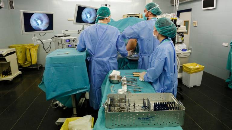 Fotografía de archivo de una operación de hombro en el Hospital Joan XXIII de Tarragona. foto: pere ferré/DT