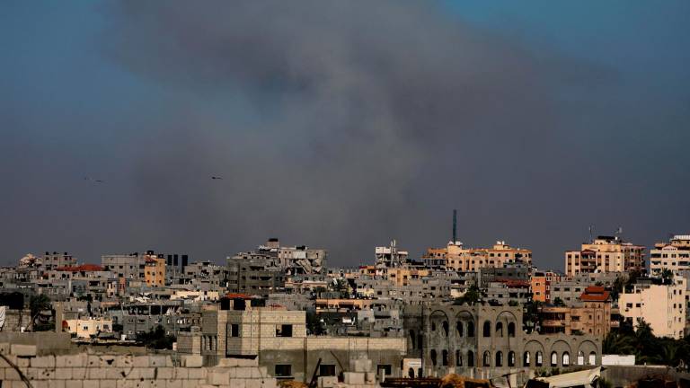 Humo sobre la zona humanitaria de Mawasi, atacada por Israel este sábado. Foto: EFE