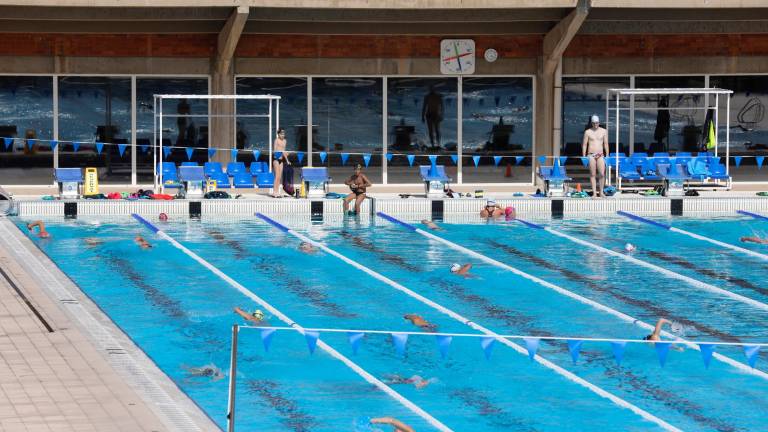 La piscina olímpica Sylvia Fontana ya está climatizada y cuenta con manta térmica. foto: Pere Ferré