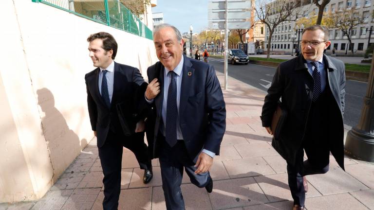 El exconsejero delegado de Iqoxe, José Luis Morlanes, entre sus abogados. Foto: Pere Ferré