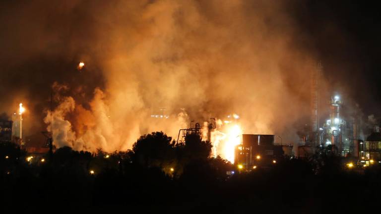 Imagen tomada desde Bonavista del incendio en el tanque de óxido de etileno, ocurrido el 14 de enero de 2020. Foto: Pere Ferré/DT