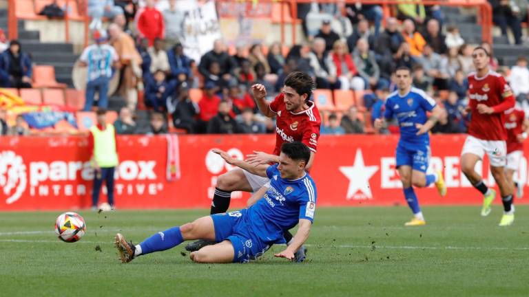 Álex Mula se estrenó como titular ante el Teruel pero fue sustituido en el descanso. foto: pere ferré