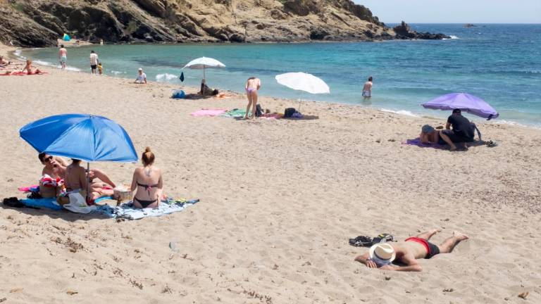 Las playas españolas se llenan ante las altas temperaturas. Foto: Efe