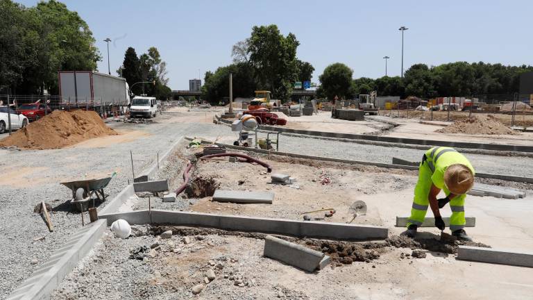 Las obras siguen adelante a pesar del intenso calor de estos días. FOTO: pere ferré