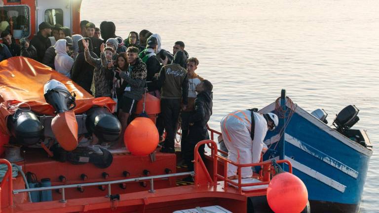 Salvamento Marítimo desembarcando ayer a 98 migrantes que viajaban en patera a Lanzarote. foto: EFE