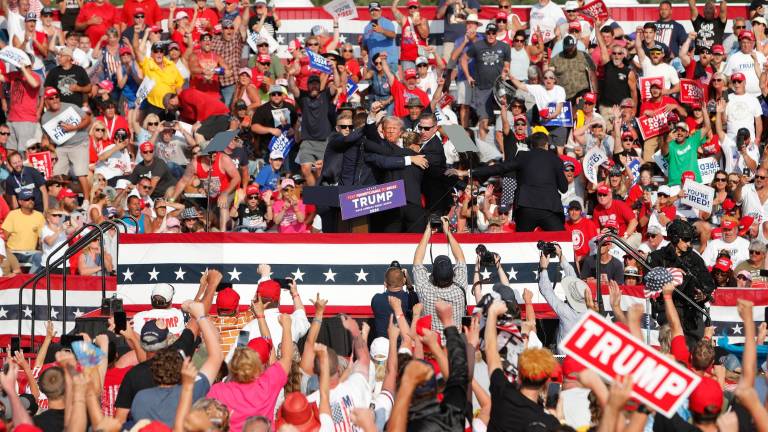 Imagen del mitin de este sábado donde Donald Trump acabó herido por un disparo. Foto: EFE