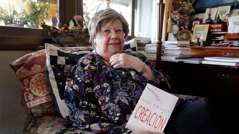 La tarraconense Olga Xirinacs con un ejemplar del libro. FOTO: pere ferré