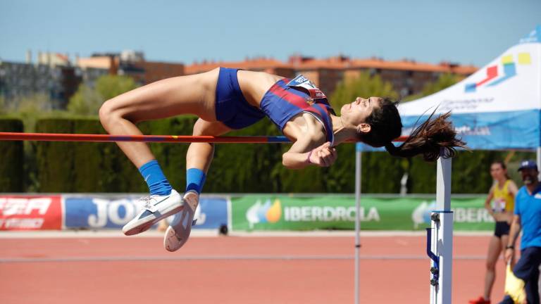 Núria Caballero, superando el listón durante uno de sus saltos en Tarragona. Foto: Pere Ferré
