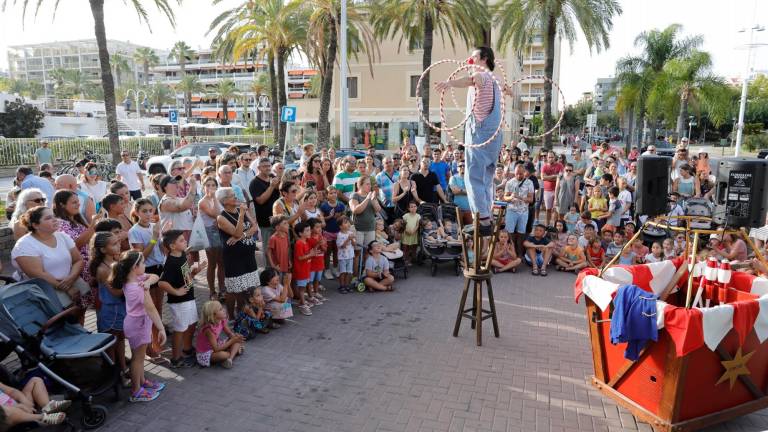 Decenas de niños y niñas siguieron atentamente el espectáculo de los payasos malabaristas. Foto: Pere Ferré