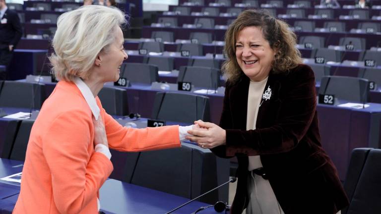 La presidenta de la Comisión Europea, Ursula von der Leyen (i), saluda a la presidenta de la Alianza Progresista de Socialistas y Demócratas en el Parlamento Europeo, Iratxe García Pérez (d), durante el pleno del Parlamento, este martes, en Estrasburgo, Francia. Foto: EFE