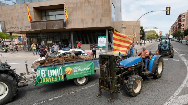 Una de les últimes protestes dels pagesos davant la Subdelegació a Tarragona. Foto: Pere Ferré