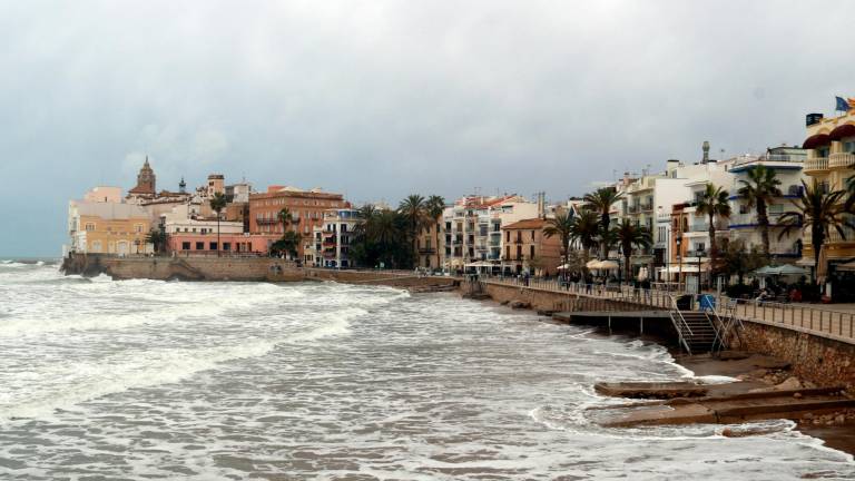 Imagen de la playa de Sant Sebastià de Sitges. Foto: ACN