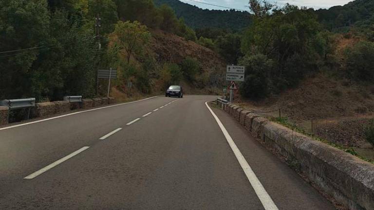 El accidente se ha producido en la carretera C-242, que pasa por el Coll d’Albarca. Foto: Àngel Juanpere