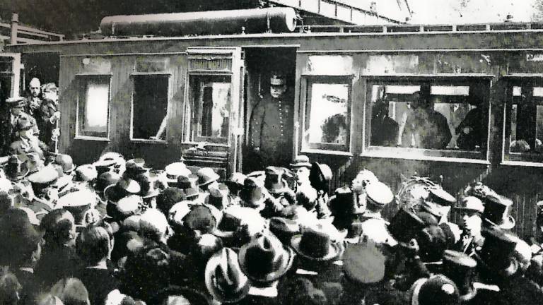 El mariscal Josep Joffre, en peu a dalt del tren, s’acomiada de la multitud a Barcelona per marxar de retorn a França. Foto: Musée Joffre