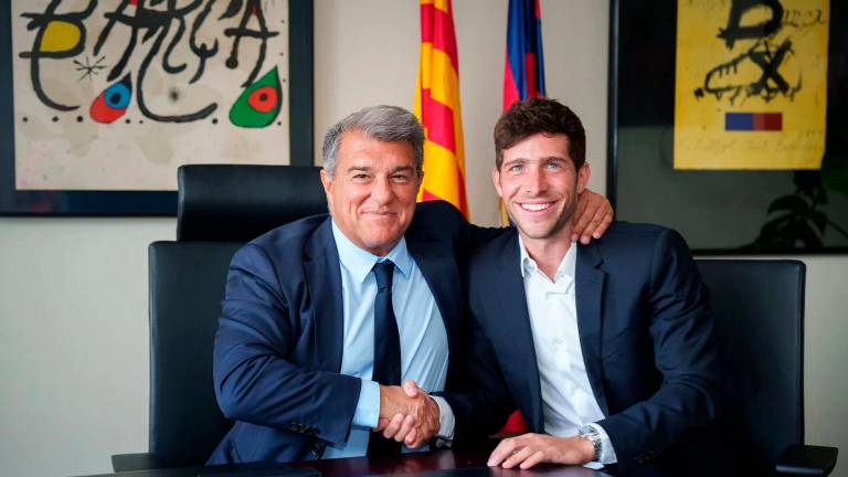 Sergi Roberto no sabe si podrá repetir esta imagen de la renovación este verano. foto: fc barcelona