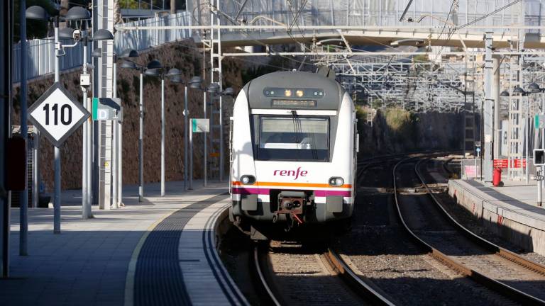 Un tren en la estación de Tarragona. Foto: Pere Ferré/DT
