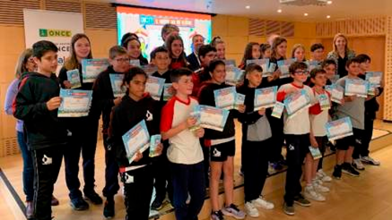 Els joves de l’Escola Sant Rafel amb els seus respectius diplomes que els declara campionets del 39è Concurs Escolar del Grup Social ONCE. Foto: cedida