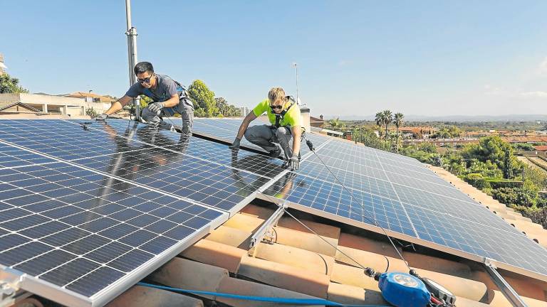 Operarios instalan placas solares en una vivienda de Castellvell del Camp. foto: Alba Mariné