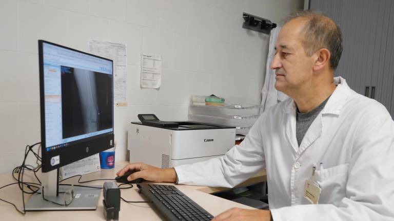 El doctor, revisando una radiografía en el ordenador. Foto: Pere Ferré