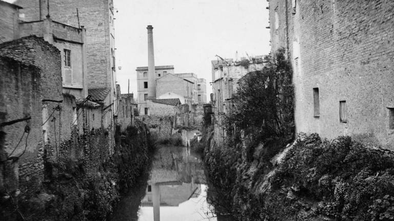 Imatge antiga d’un molí arrosser a la ciutat d’Amposta, vist des del canal. Foto: Museu de les Terres de l’Ebre